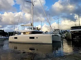 Lagoon 42 (A/C + WaterMaker) - External image