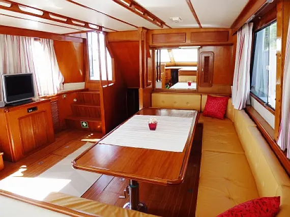 Staryacht 1940 - Internal image