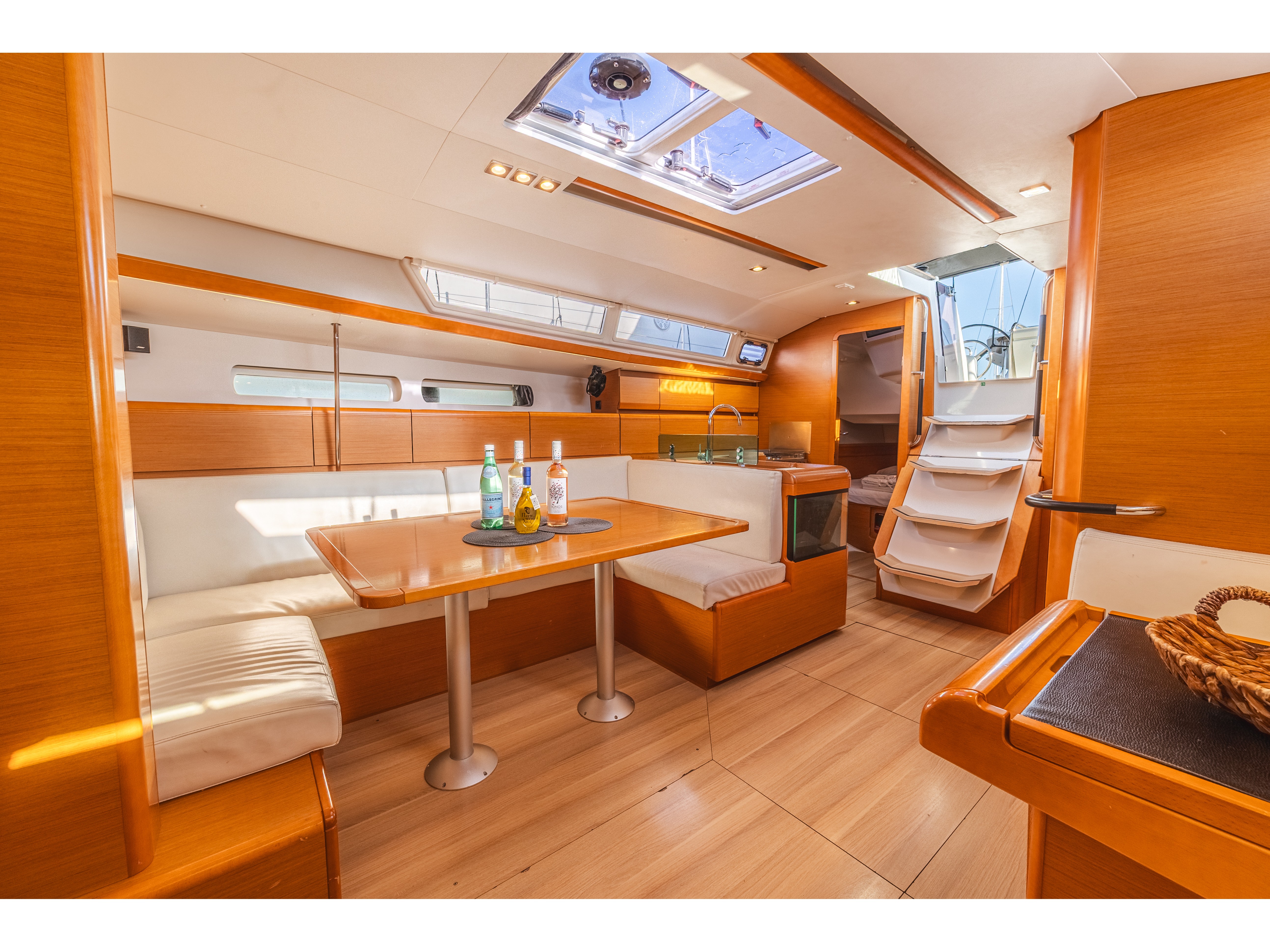 Melody, Interior image
