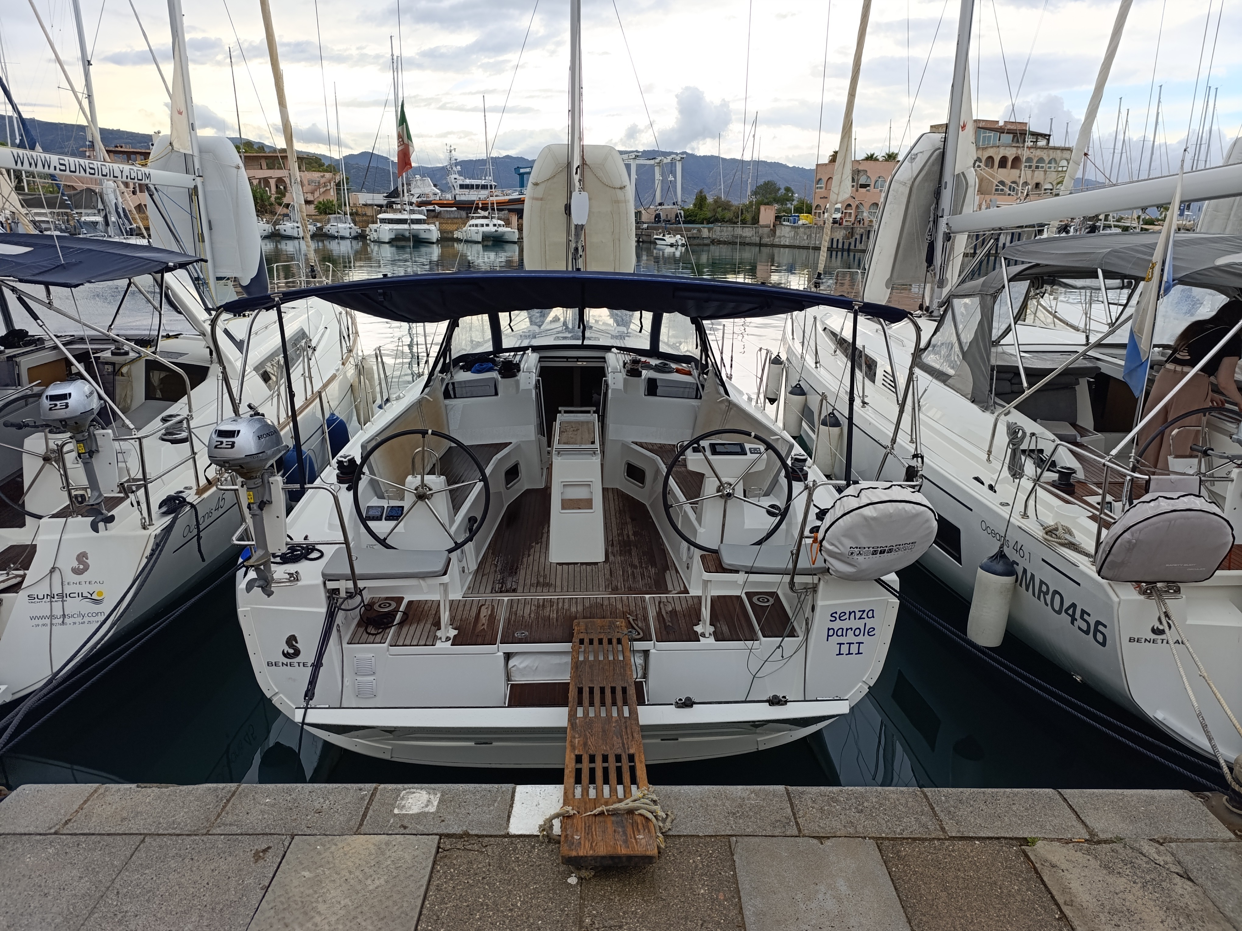 Senza Parole III yacht charter photo