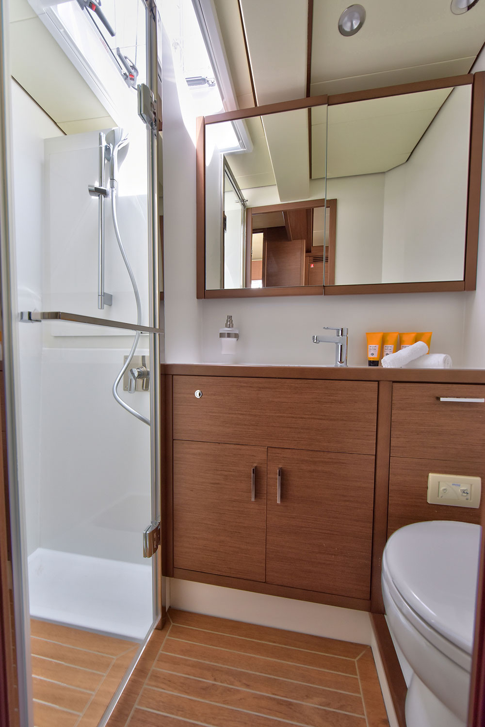 صور Lagoon 620 16