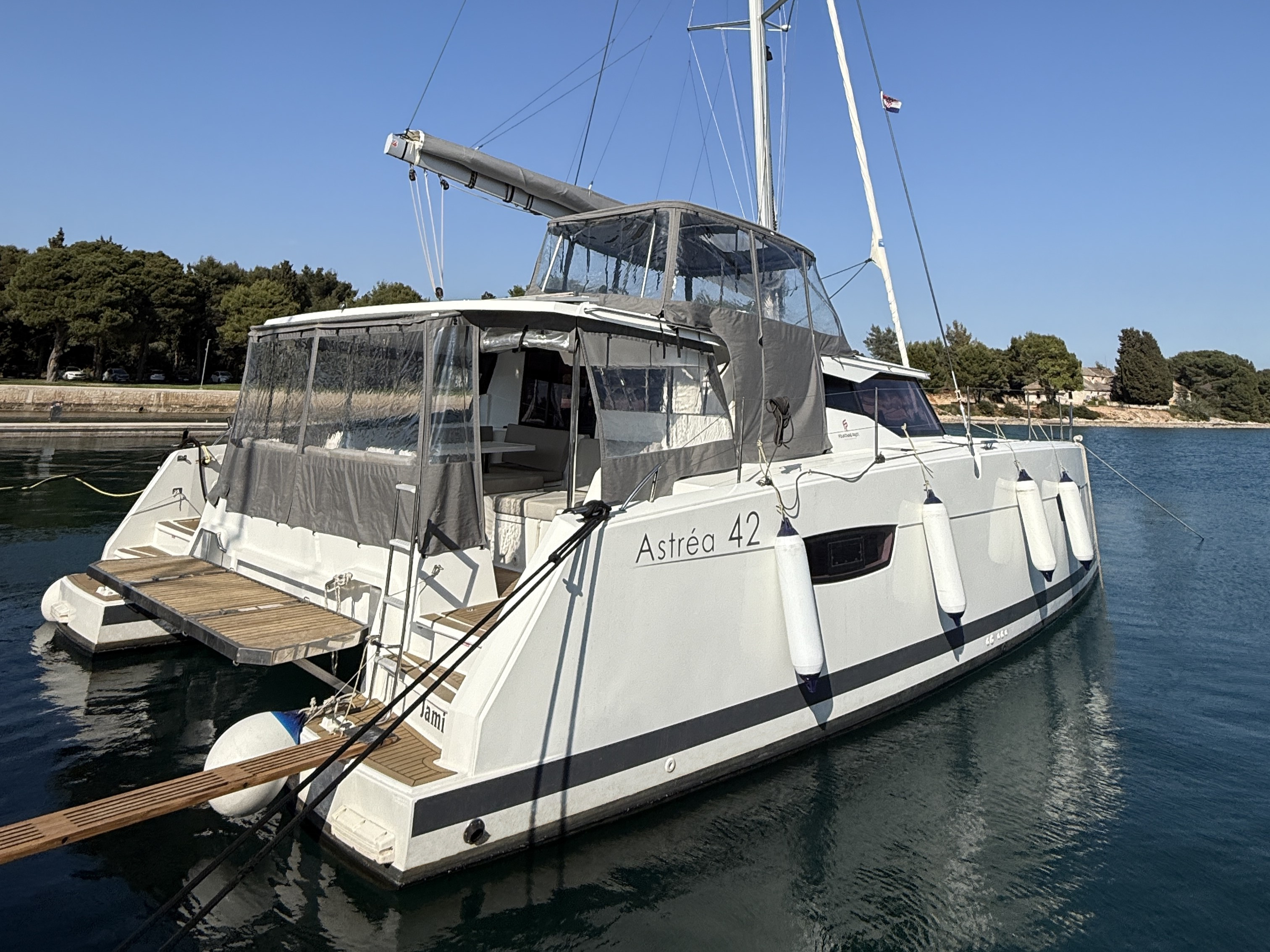 Yacht image 9