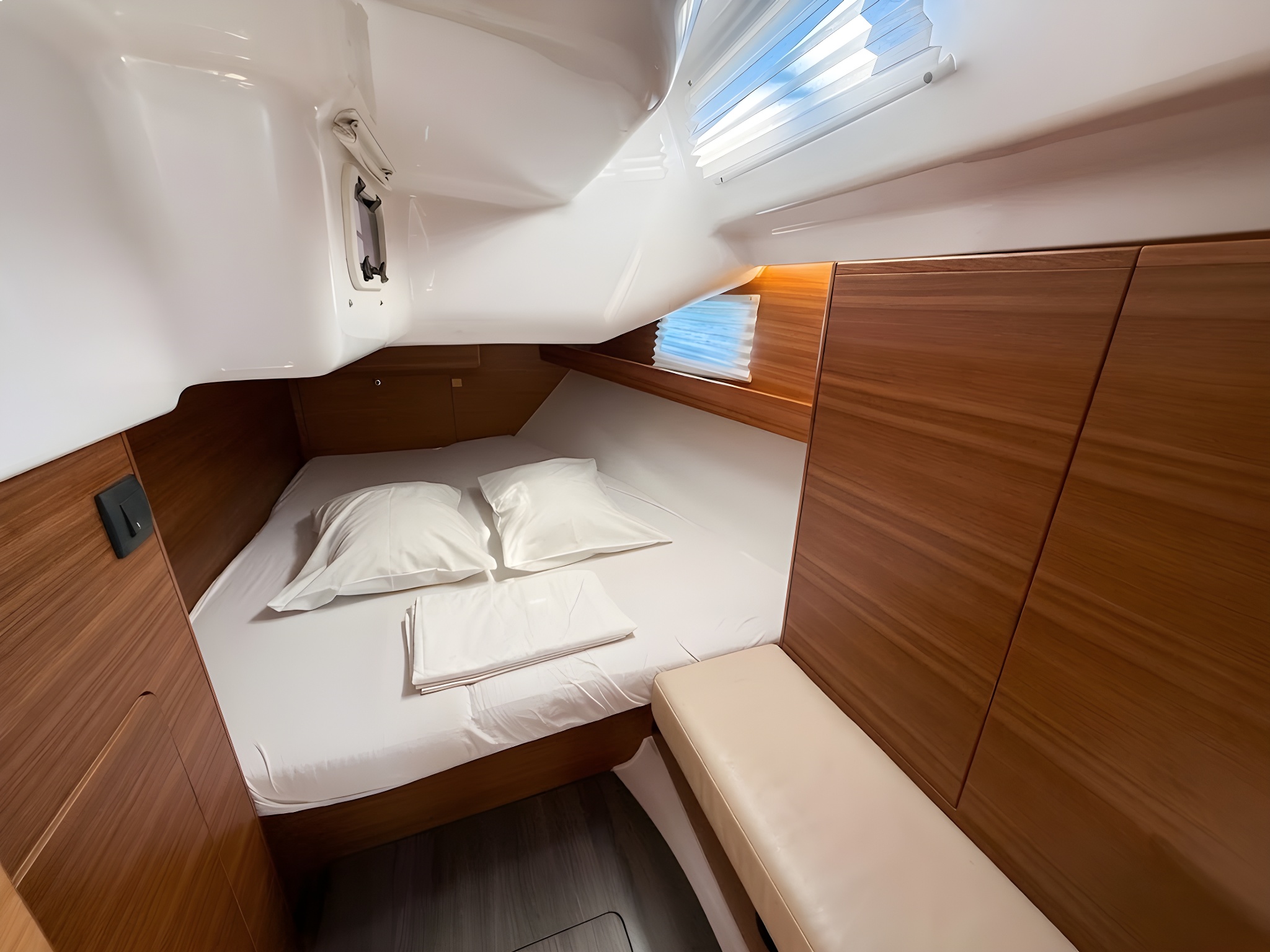 Yacht image 19
