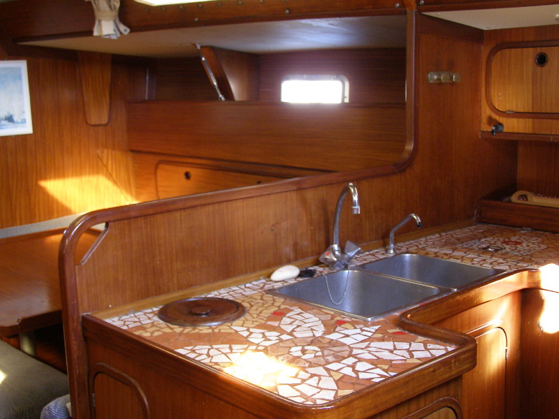 Jonathan, Interior image
