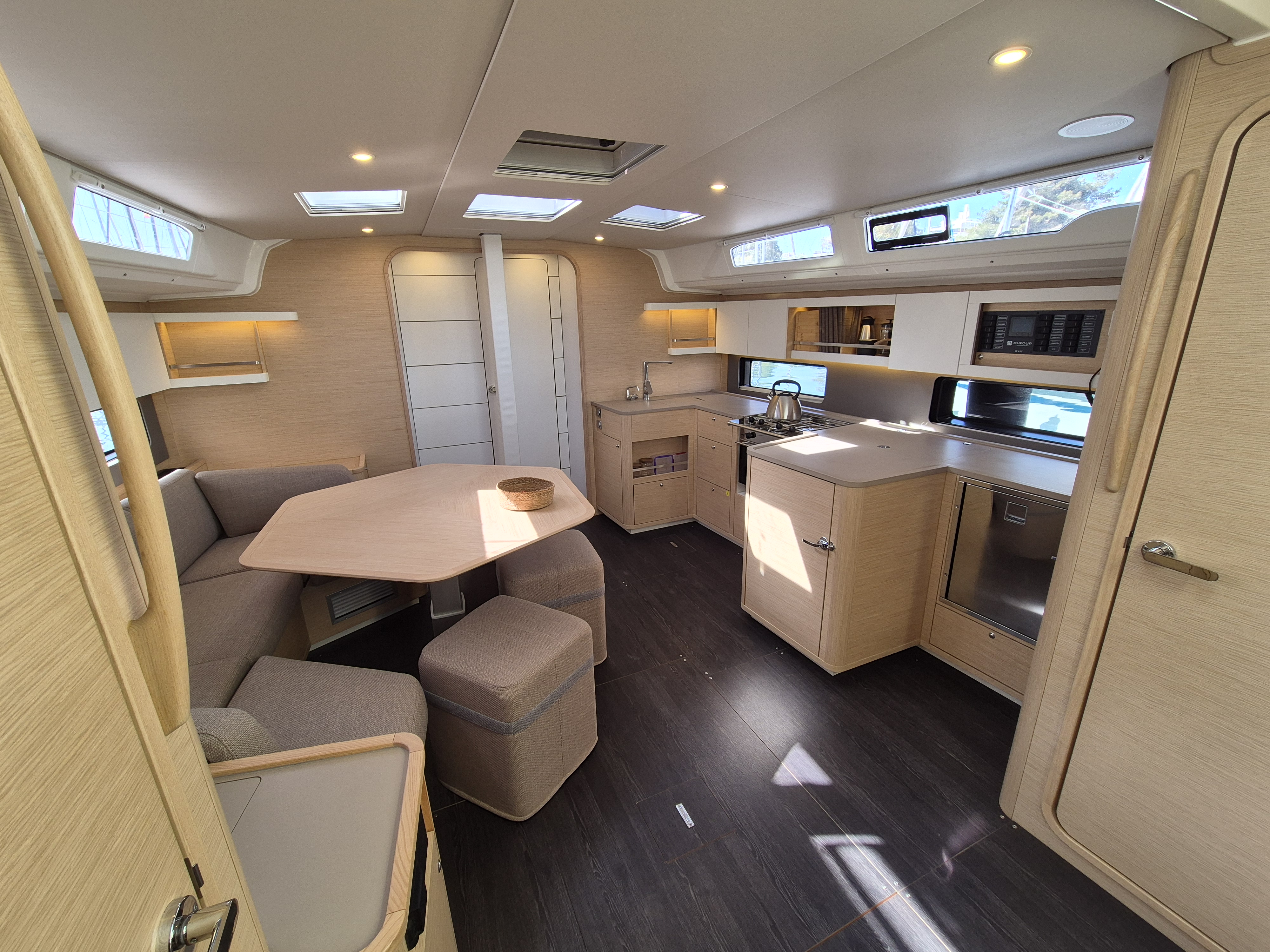 Junior Mary 2, Interior image