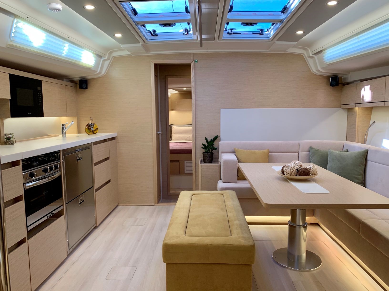 Yacht image 16