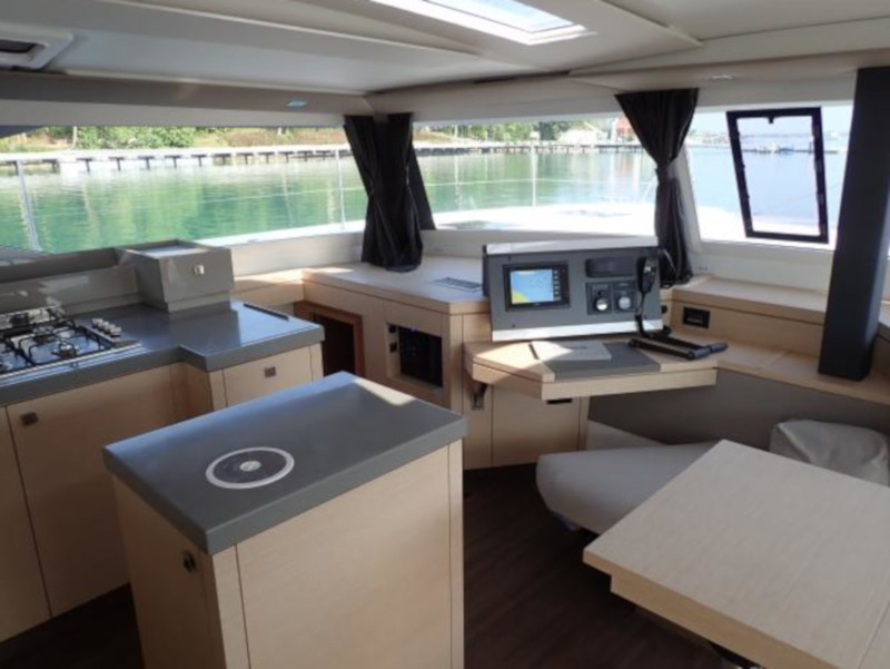 Lola 2, Interior image