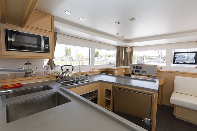 photo Lagoon 450  Flybridge 13