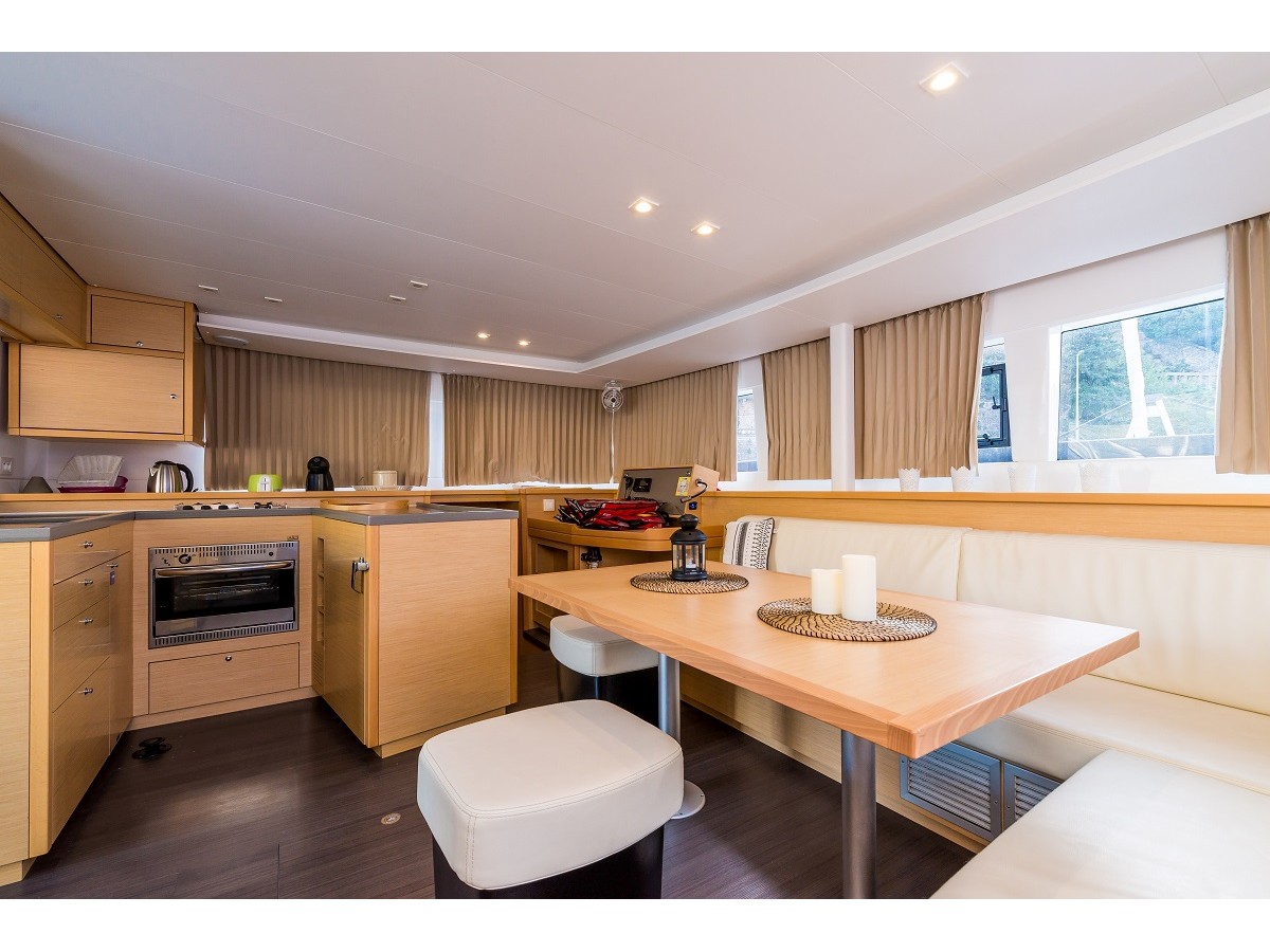 photo Lagoon 450  Flybridge 4