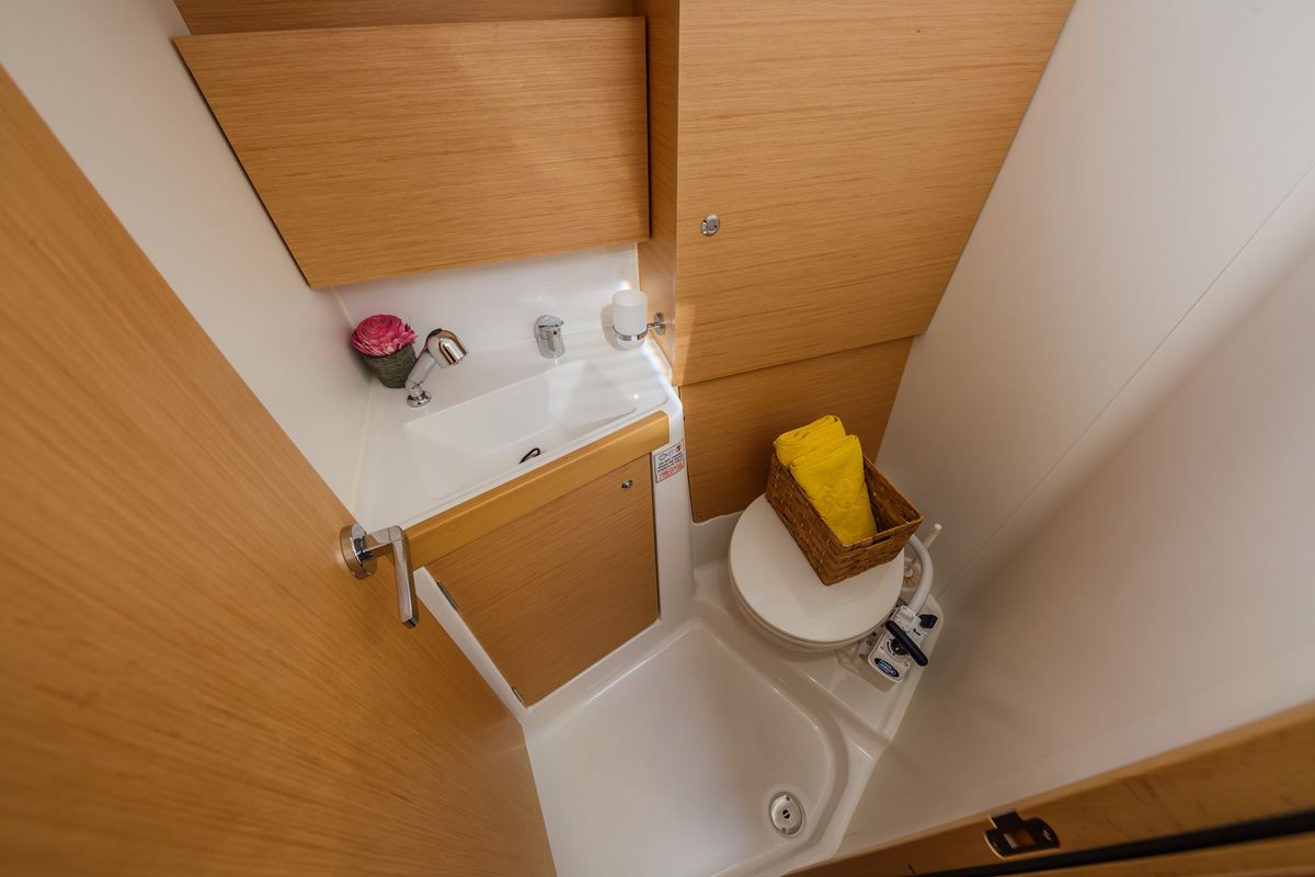 фото Oceanis 38.1 10