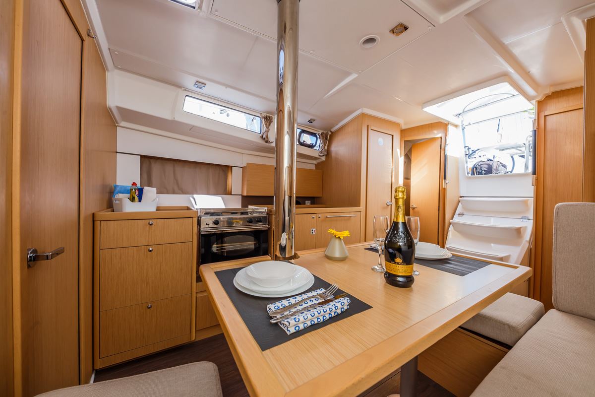 фото Oceanis 38.1 12