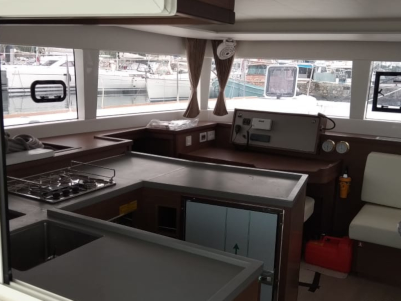 foto Lagoon 450  Flybridge 2