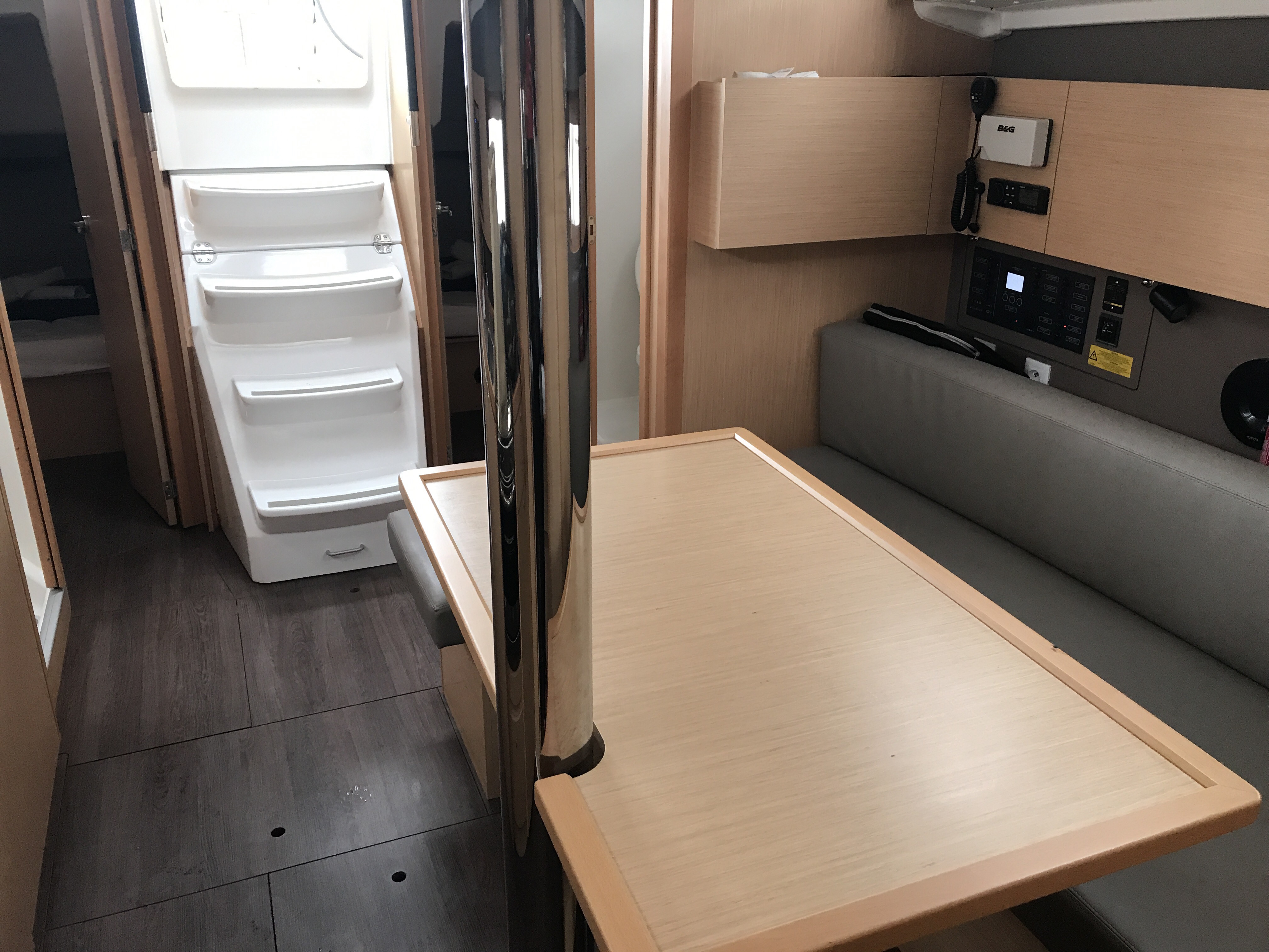 صور Oceanis 38.1 8