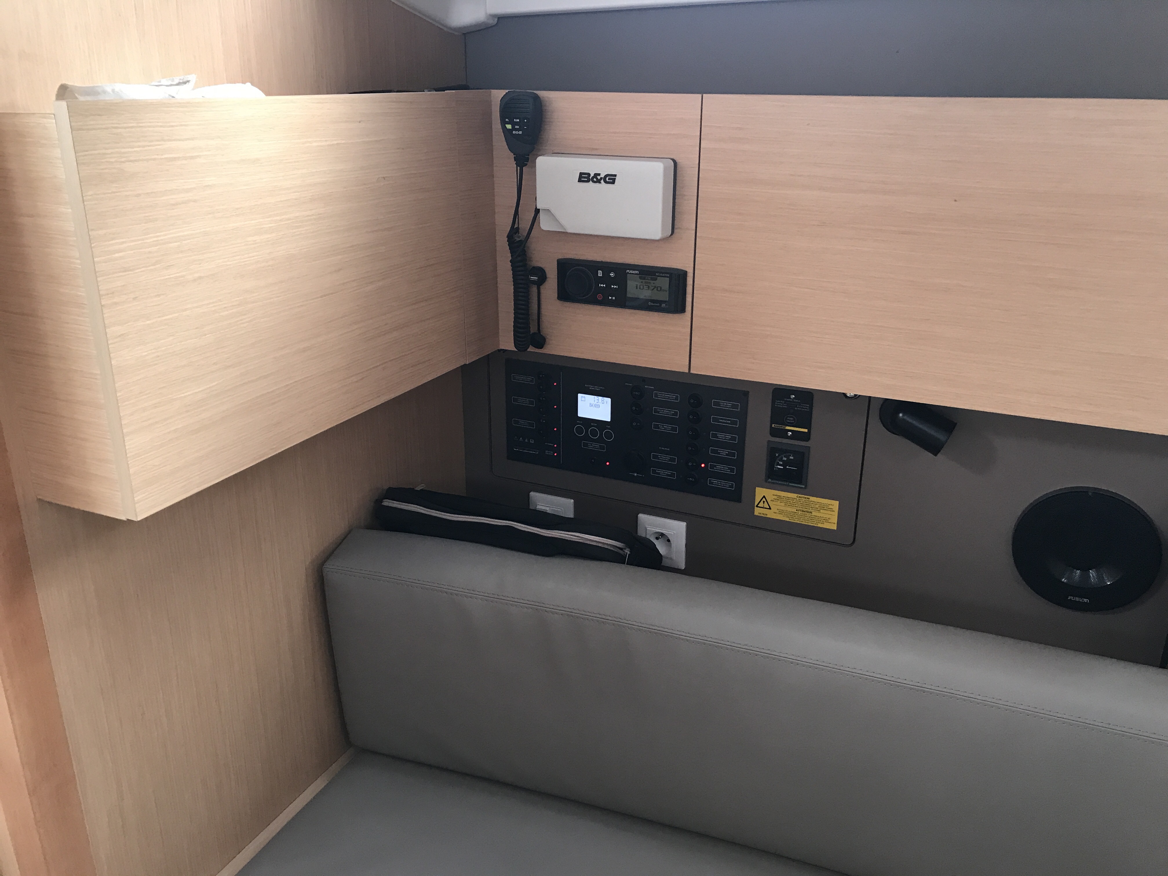 صور Oceanis 38.1 9