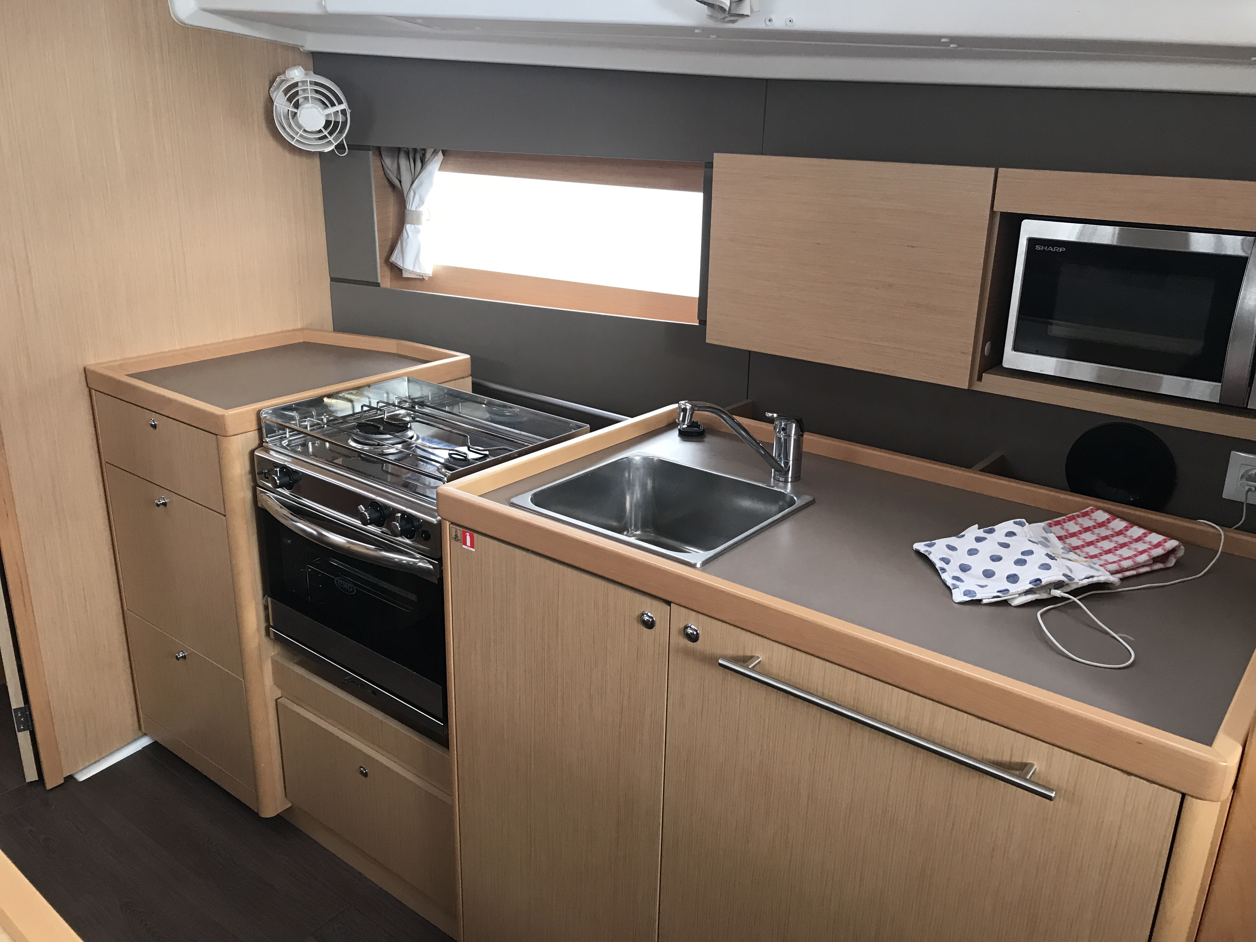 صور Oceanis 38.1 10