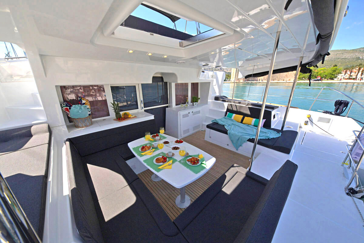 Photo Lagoon 450  Flybridge 12