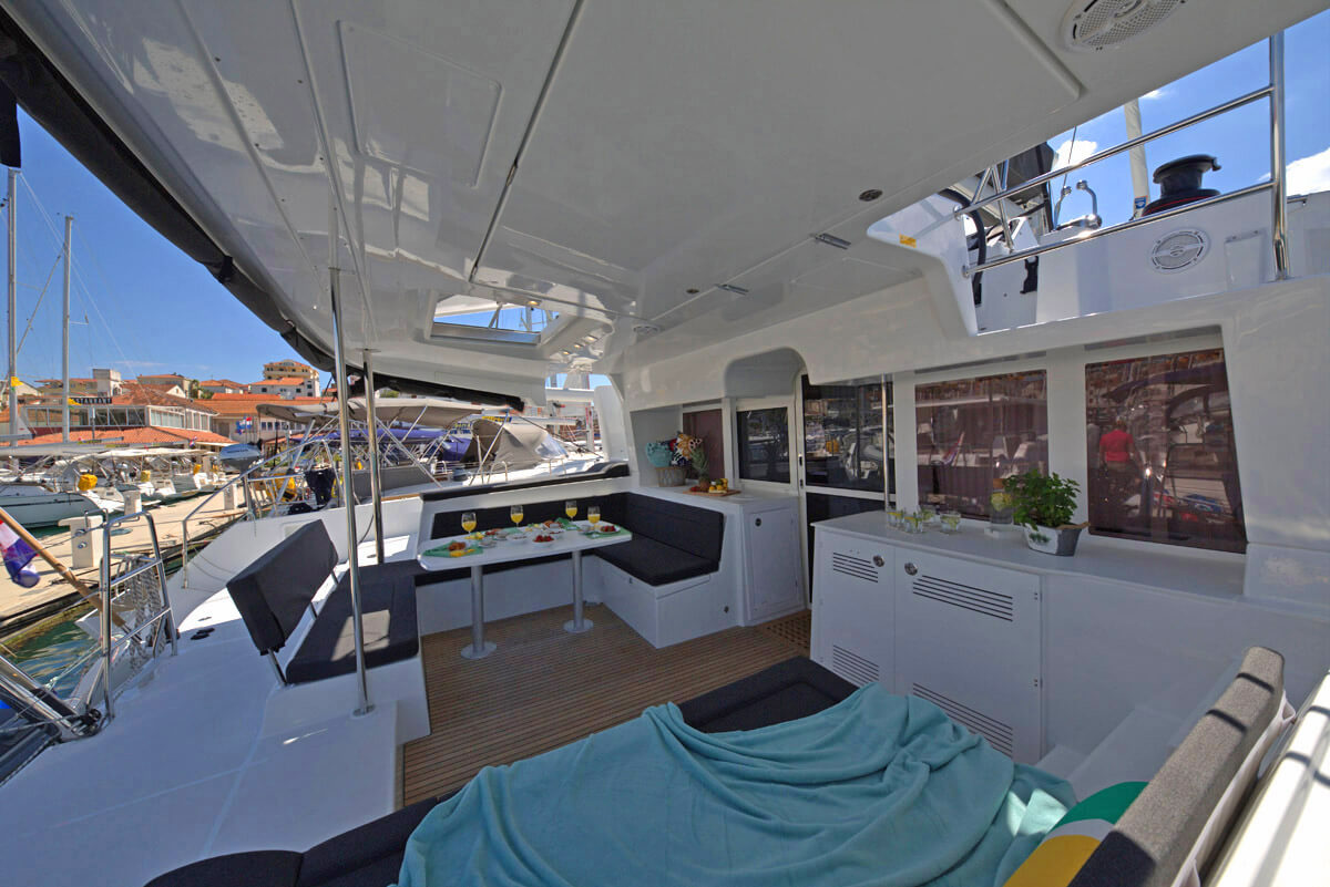 Photo Lagoon 450  Flybridge 17