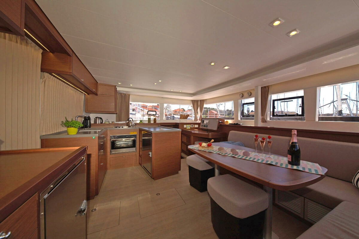 Photo Lagoon 450  Flybridge 18