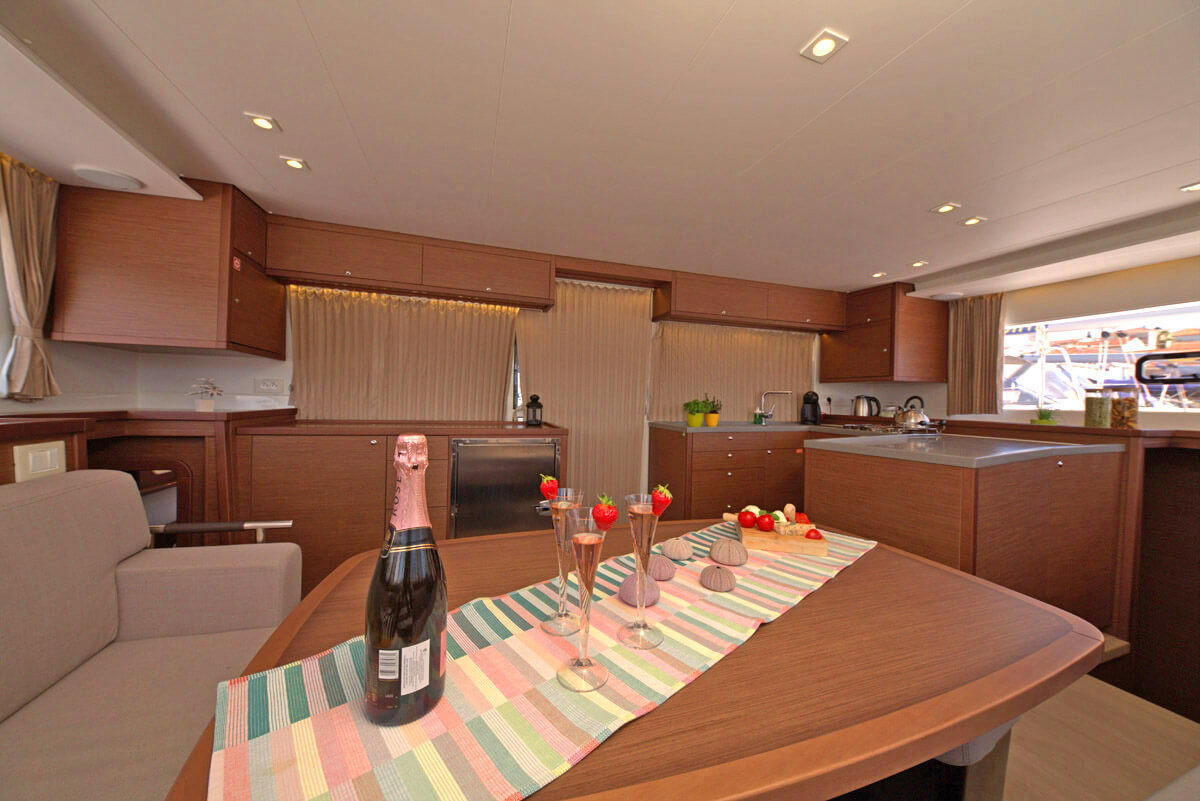 Photo Lagoon 450  Flybridge 19