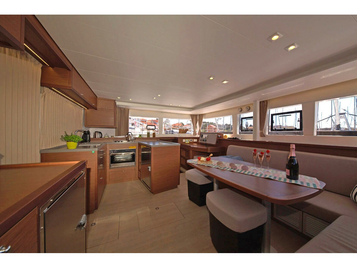 Photo Lagoon 450  Flybridge 22