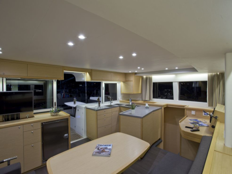 photo Lagoon 450  Flybridge 12