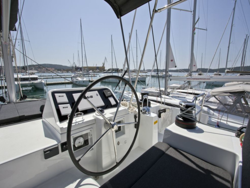 photo Lagoon 450  Flybridge 1