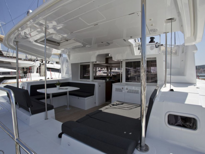 photo Lagoon 450  Flybridge 11
