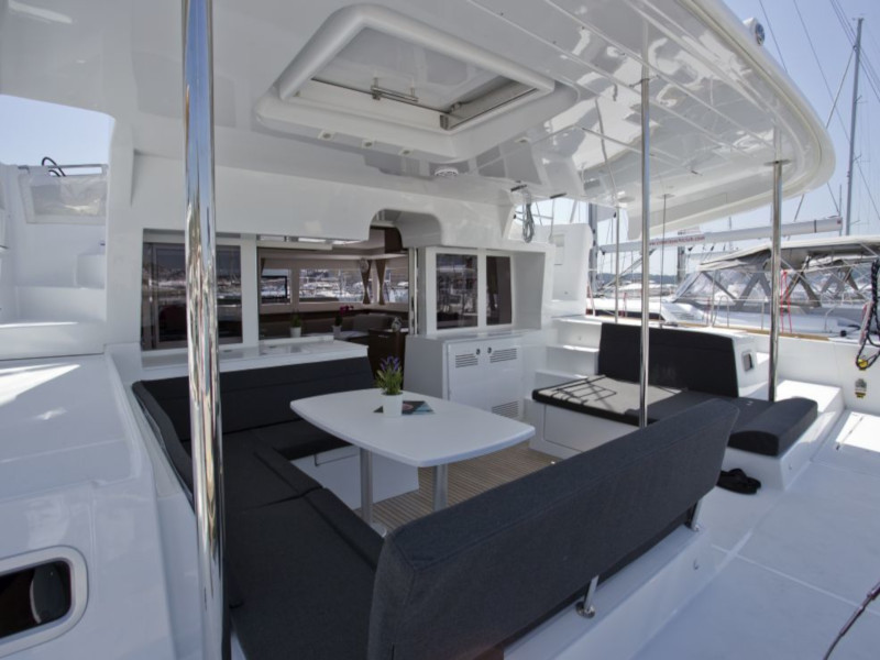 photo Lagoon 450  Flybridge 17