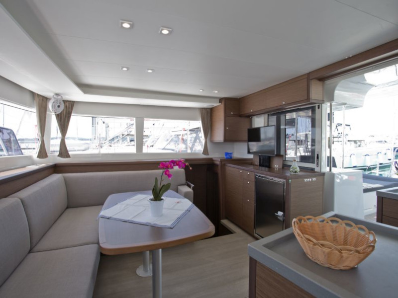 photo Lagoon 450  Flybridge 28