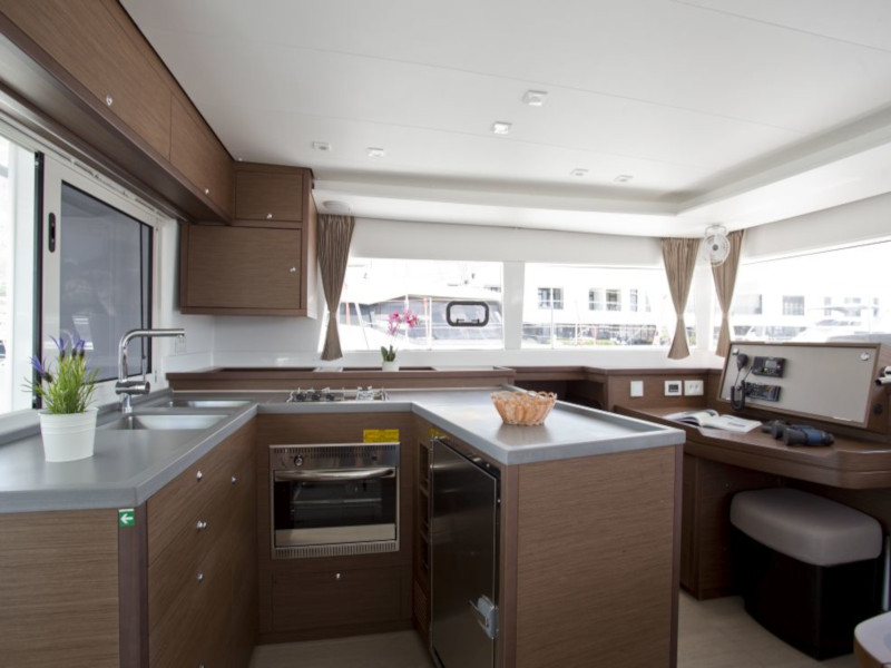 photo Lagoon 450  Flybridge 35