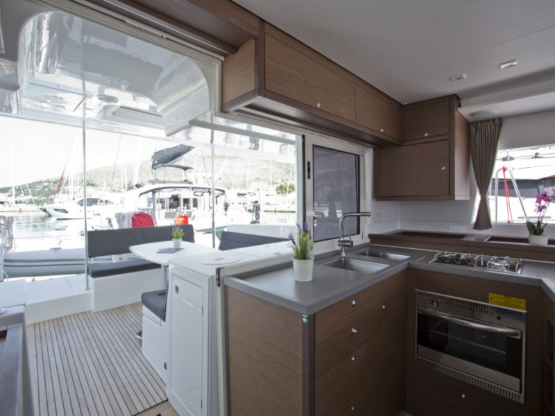 photo Lagoon 450  Flybridge 37