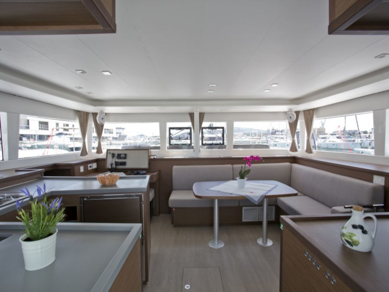 photo Lagoon 450  Flybridge 39