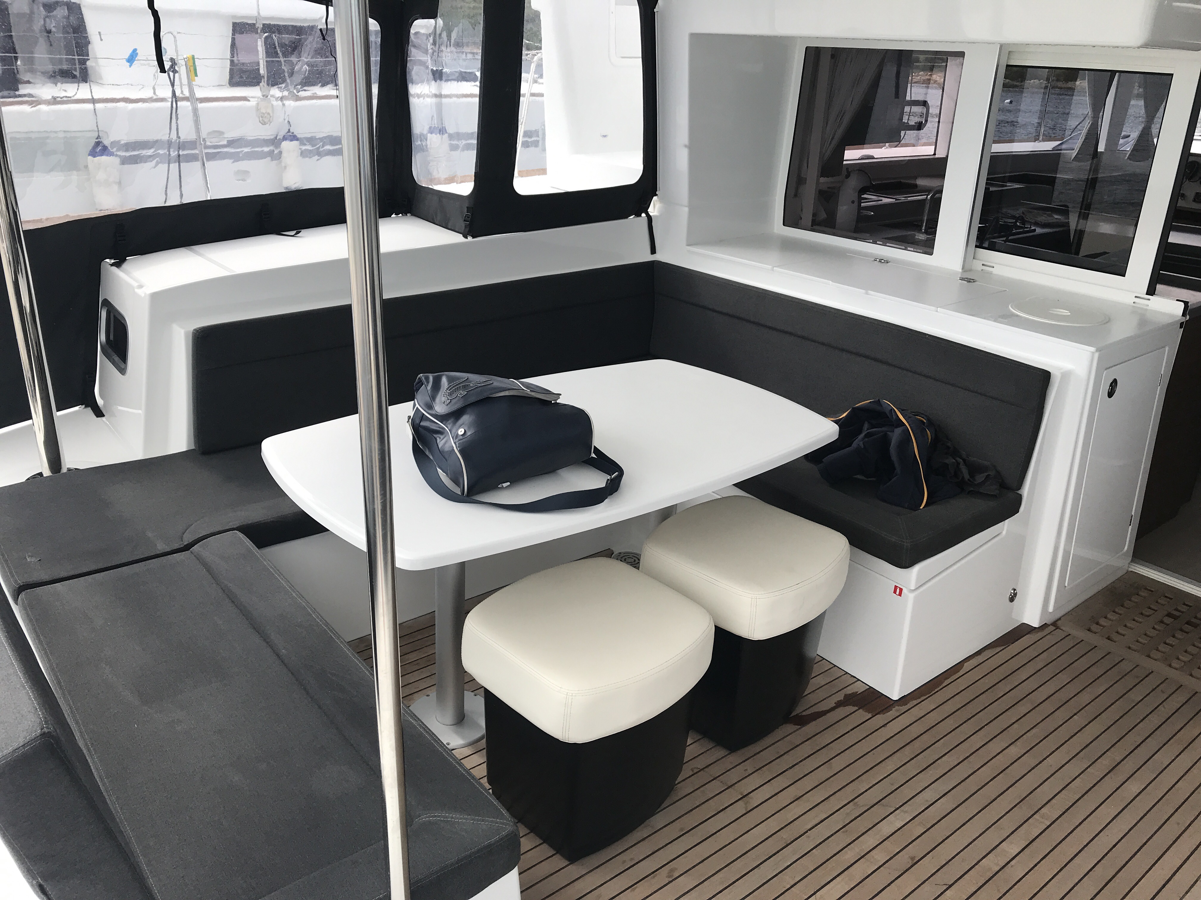 foto Lagoon 450  Flybridge 2