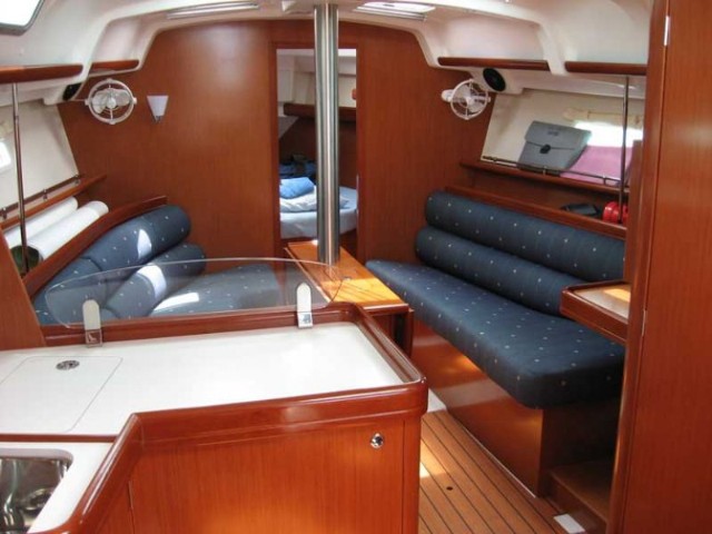 S/Y - Oceanis 323 - 2 Cabins - Built 2007