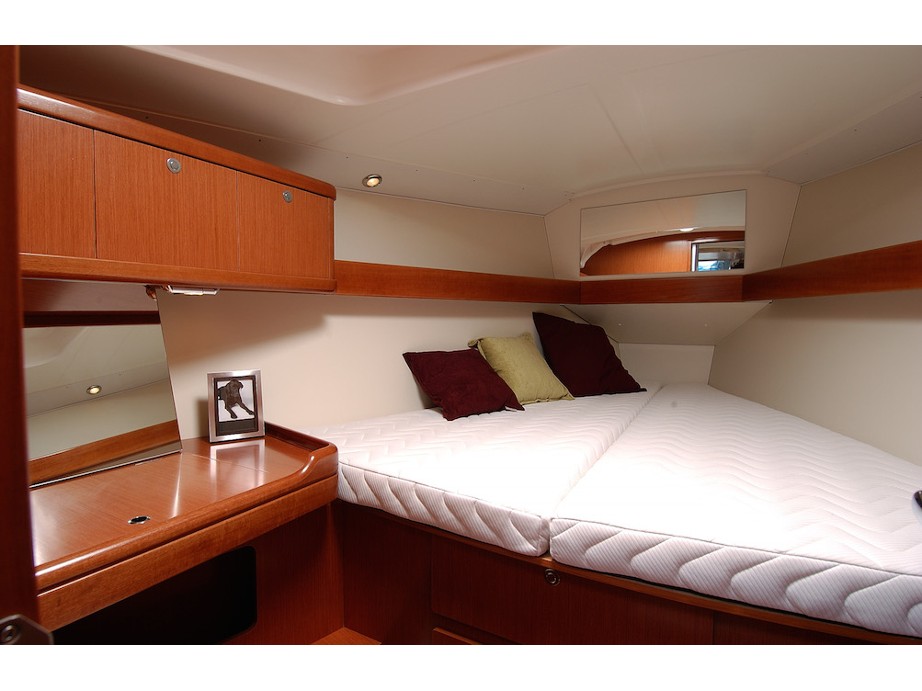 S/Y - Oceanis 37 - 3 Cabins - Built 2011