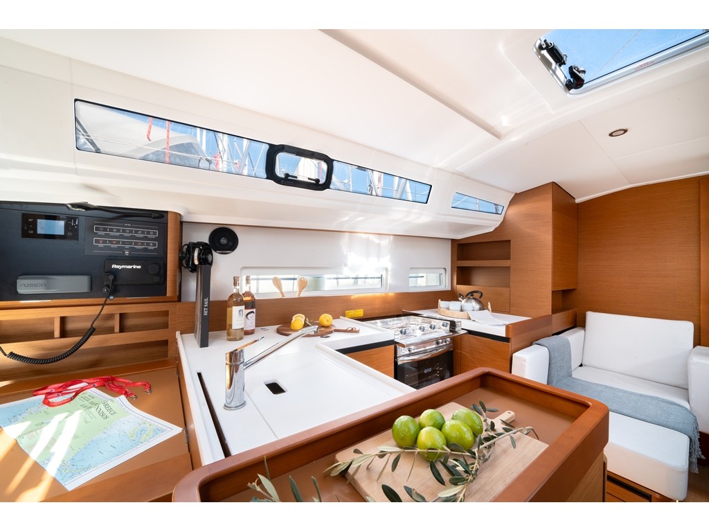 Secondary yacht image