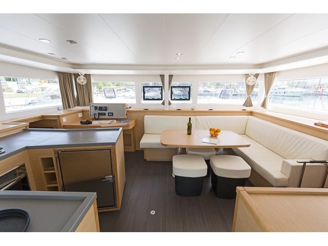 foto Lagoon 450  Flybridge 2