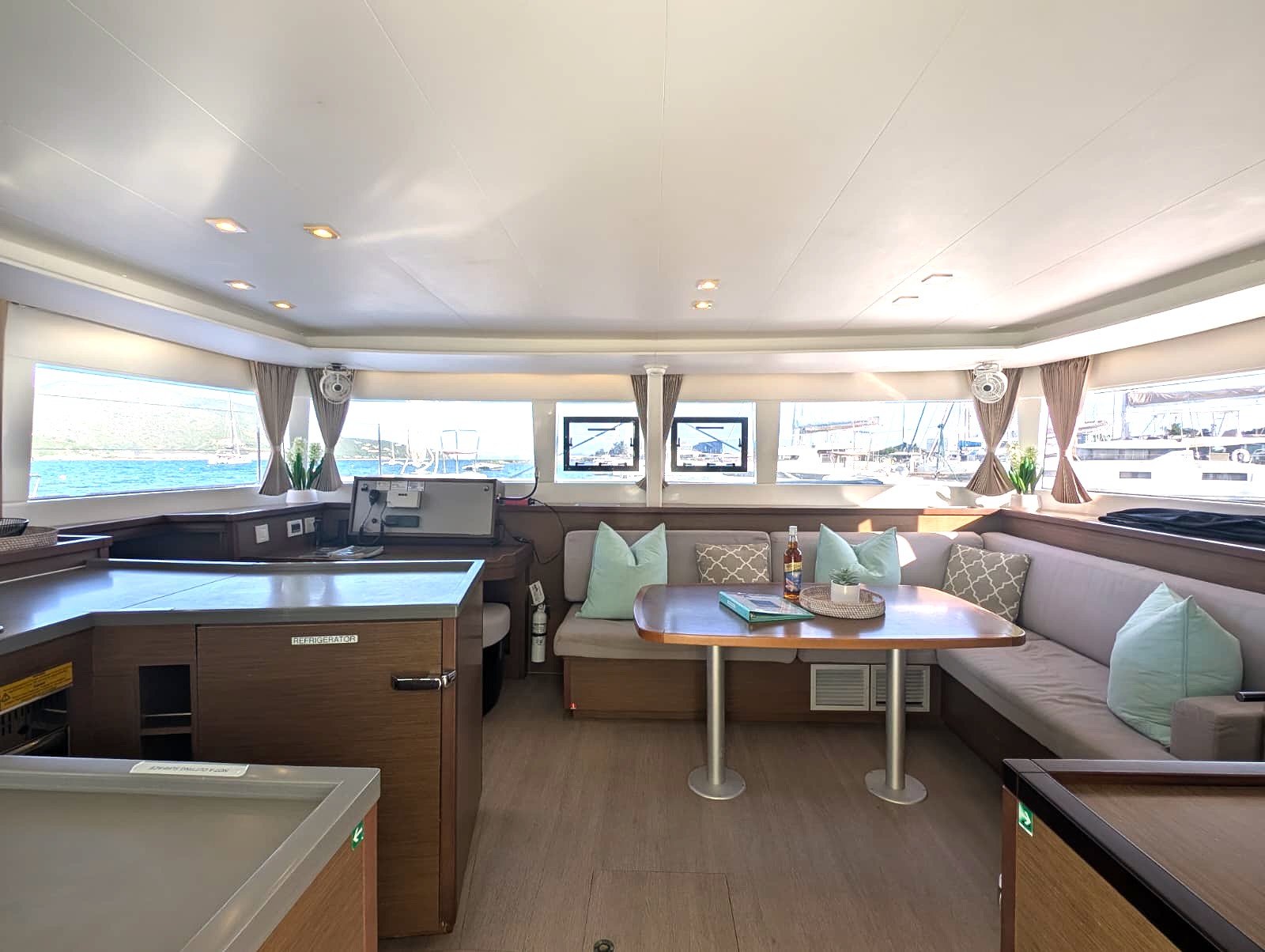 Apres Soleil, Interior image