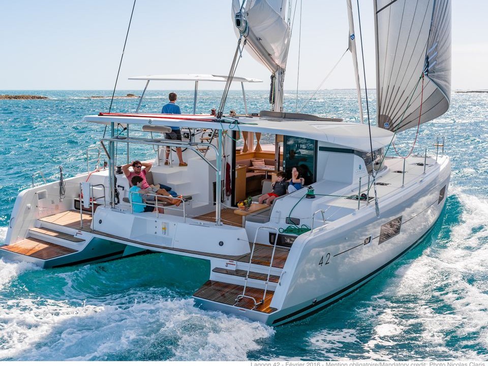 Catamaran - Lagoon 42 - 6 Cabins - Built 2022