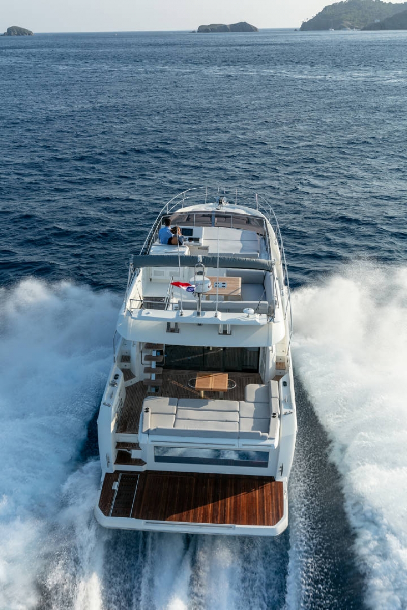 照片 Prestige 590 Fly 13