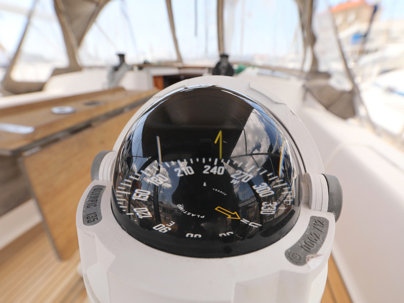 фото Dufour 380 14