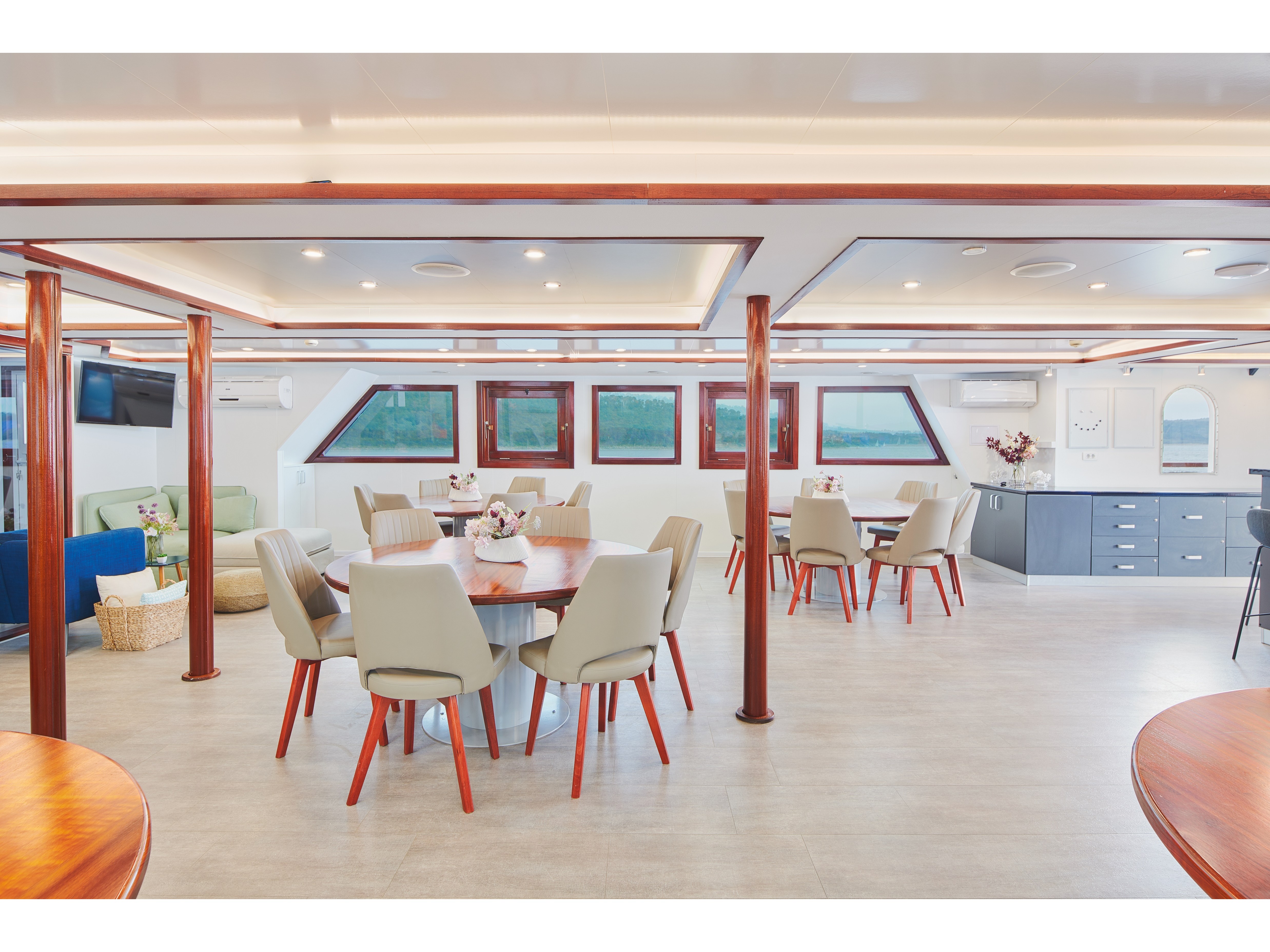- Motoryacht - 20 Cabins - Built 2011