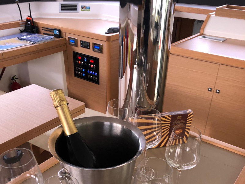 фото Dufour Catamaran 48 20