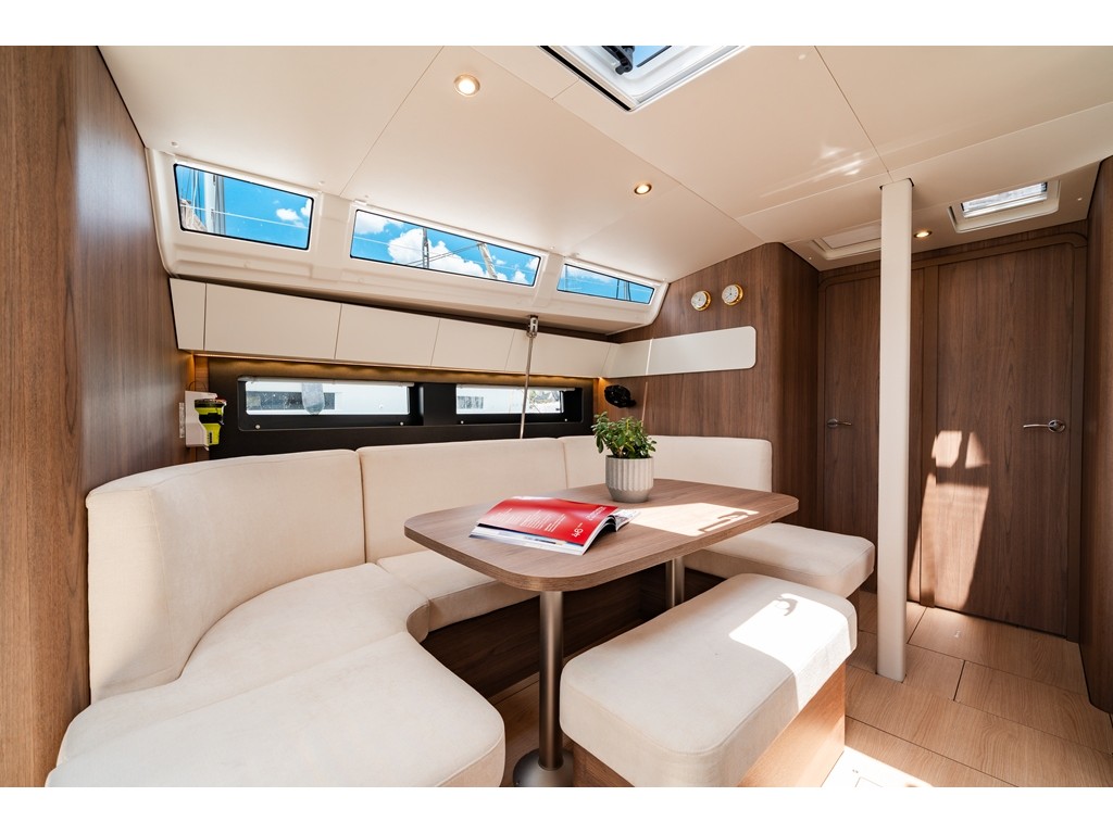 DEUX-MI, Interior image