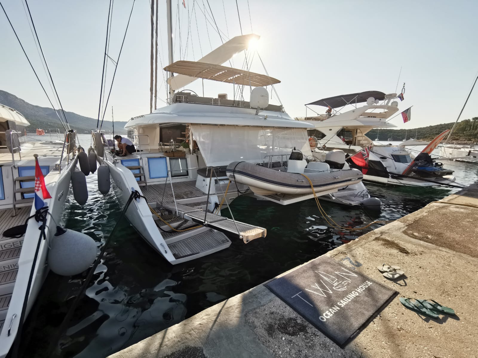 фото Lagoon 620 32