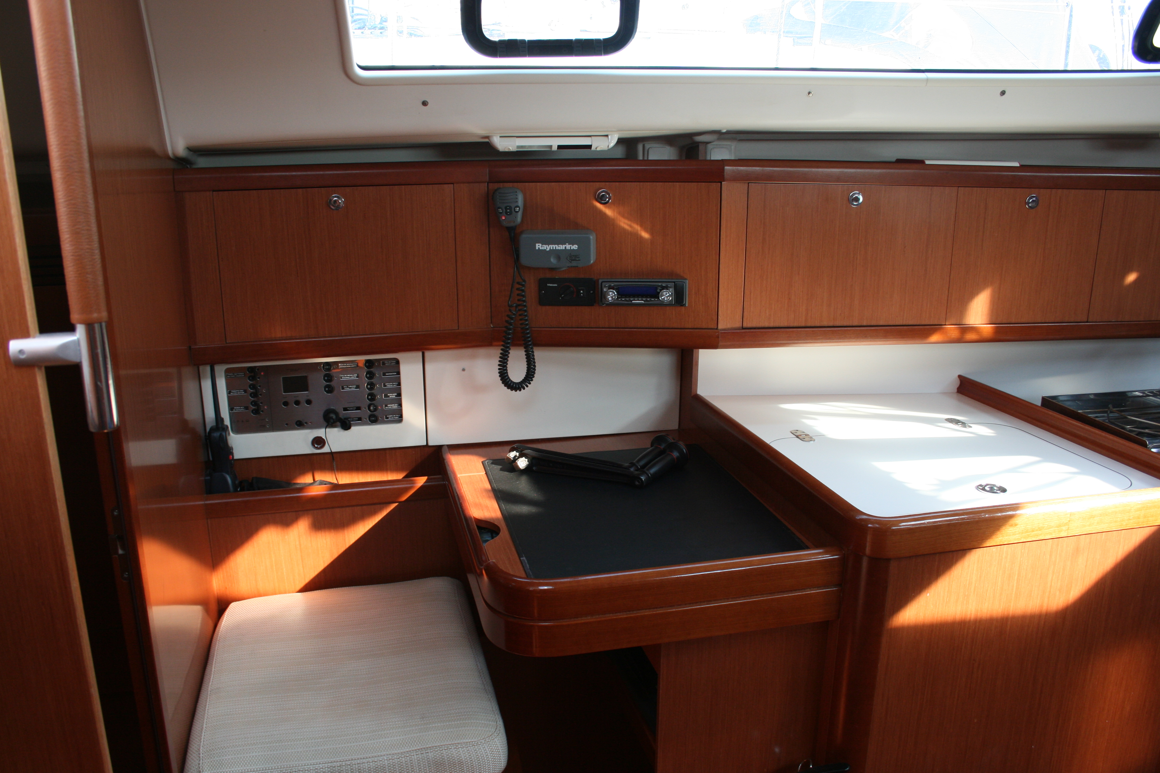 صور Oceanis 40 11