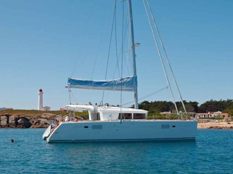 photo Lagoon 450  Flybridge 1
