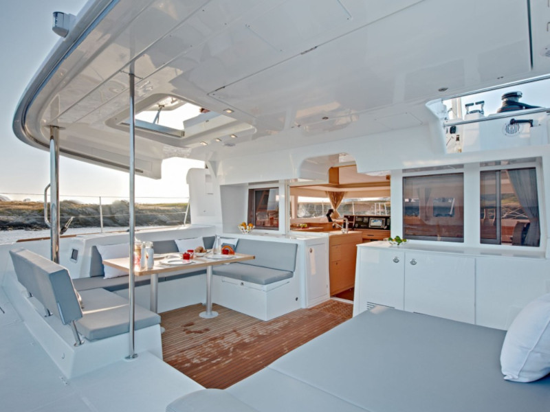 photo Lagoon 450  Flybridge 6