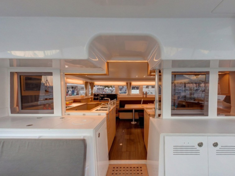 photo Lagoon 450  Flybridge 7