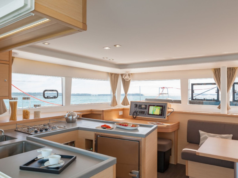 photo Lagoon 450  Flybridge 15